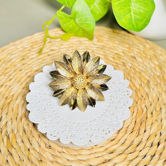 Vintage Sarah Coventry Brushed Gold Tone Satin Petals Pin/Brooch - Picture 8 of 10